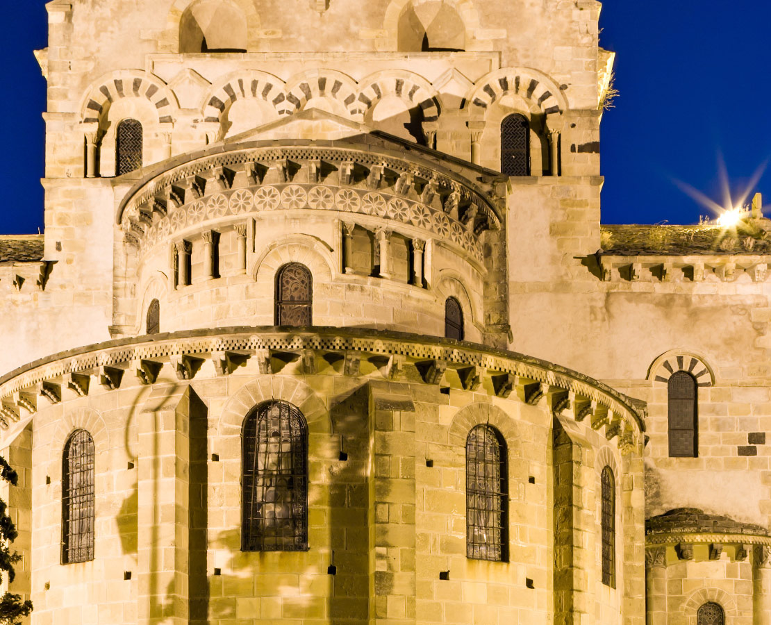 Détail du chevet de l'église de Saint-Saturnin, église romane majeure d'Auvergne