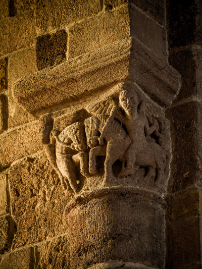 Chapiteau des génies chevauchant des chevaux affontés de la basilique Saint-Julien de Brioude