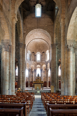 Nef de l'église romane de Saint-Saturnin