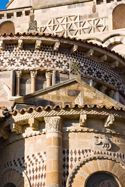 Détail du chevet de l'abbatiale d'Issoire : signe du zodiaque le scorpion