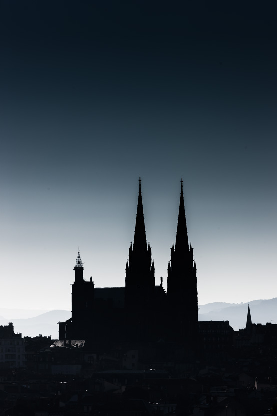 La Tour de la Bayette et les clochers de la cathédrale de Clermont-Ferrand dans les brumes matinales