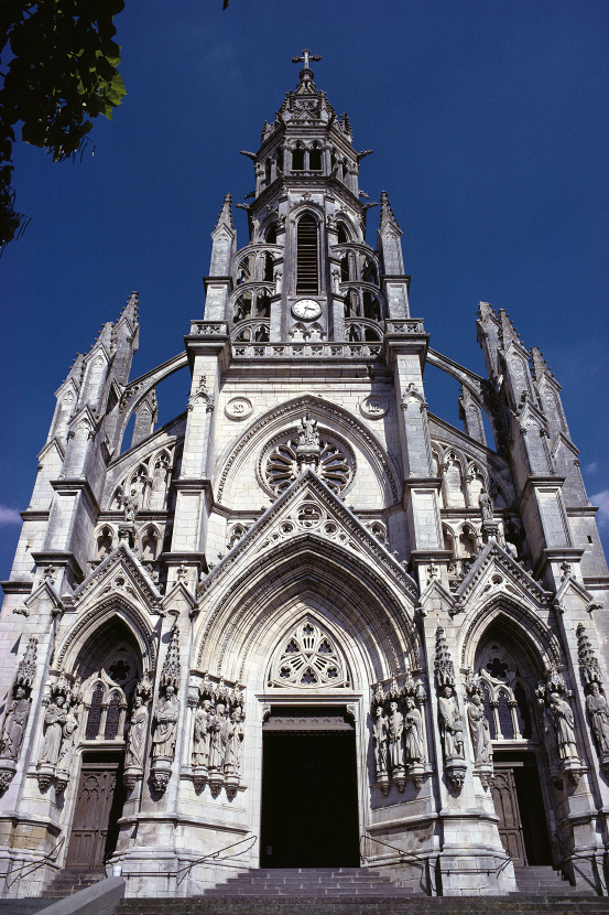 Façade de la basilique Notre-Dame-des-Enfants de Châteauneuf-sur-Cher 