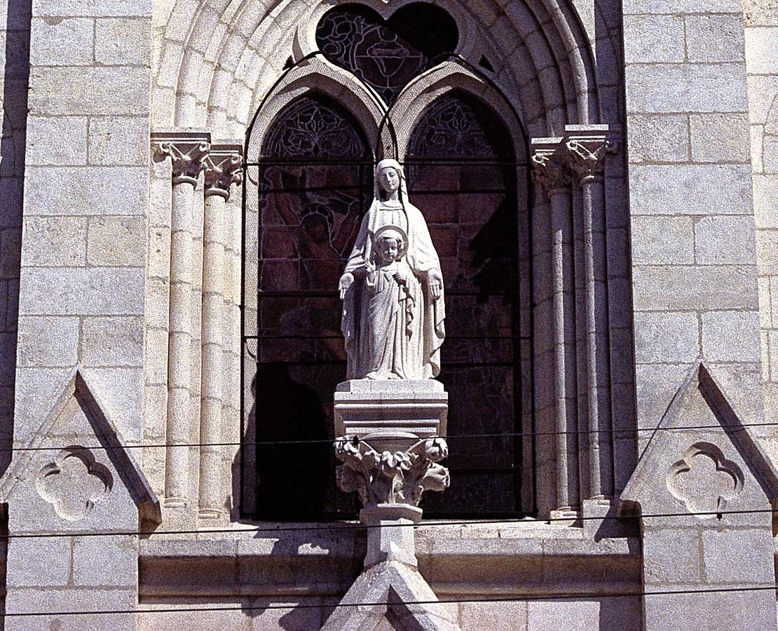 Statue de la Vierge Marie sur la façade de la basilique Notre-Dame d'Issoudun