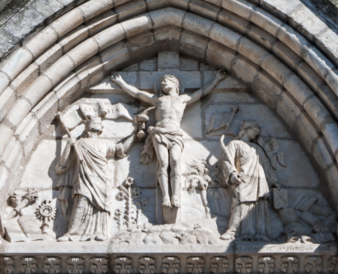 Détail du tympan de la basilique Notre-Dame d'Issoudun, Indre.