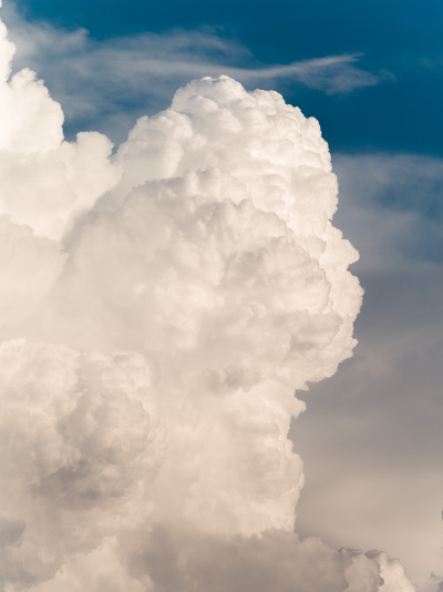 Cumulonimbus d en formation dans le ciel d'été