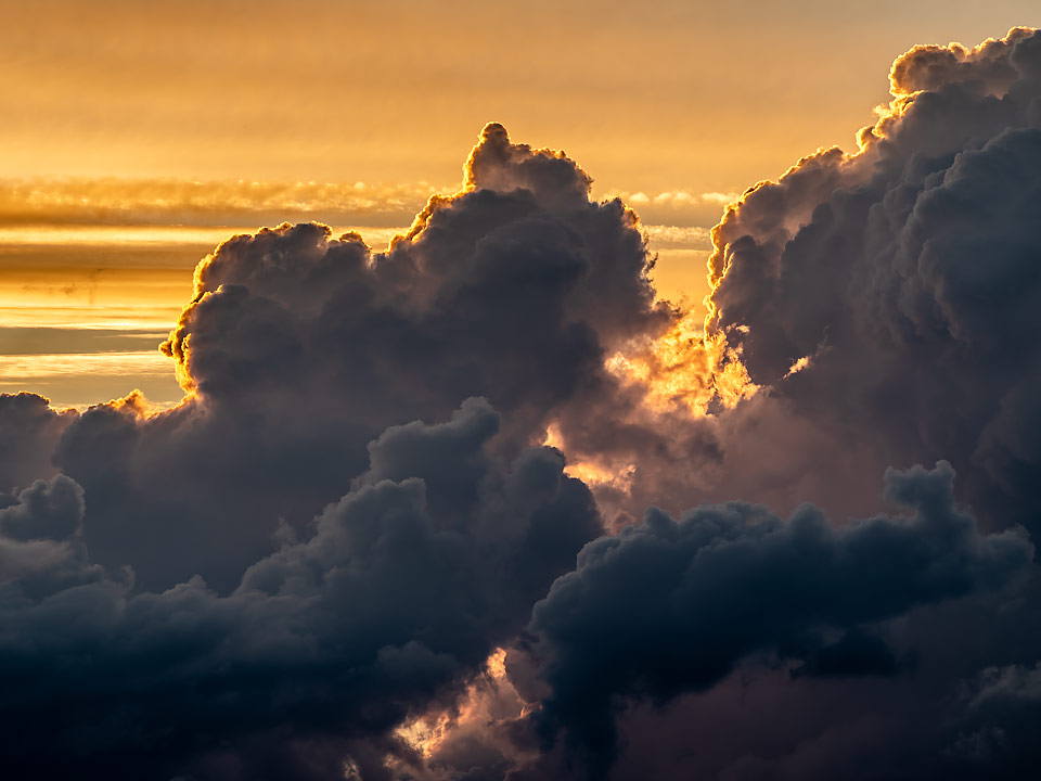 Nuages incandescents au coucher du soleil