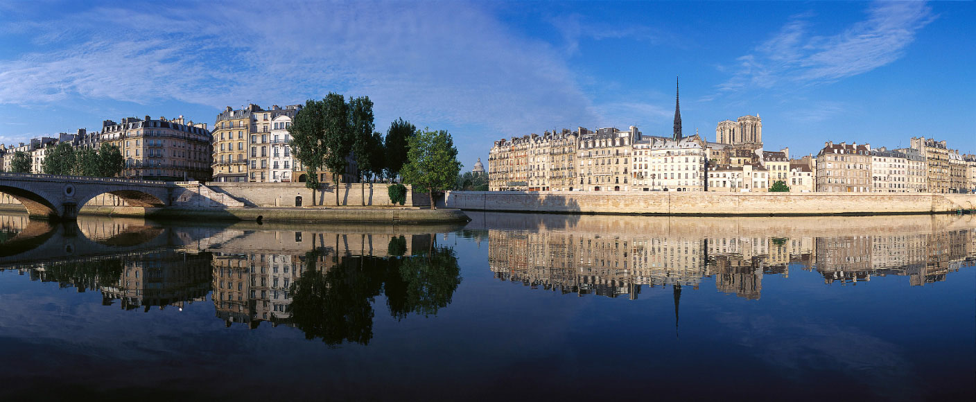 L'île Saint-Louis et l'île de la Cité se reflètent dans une Seine lisse comme un miroir