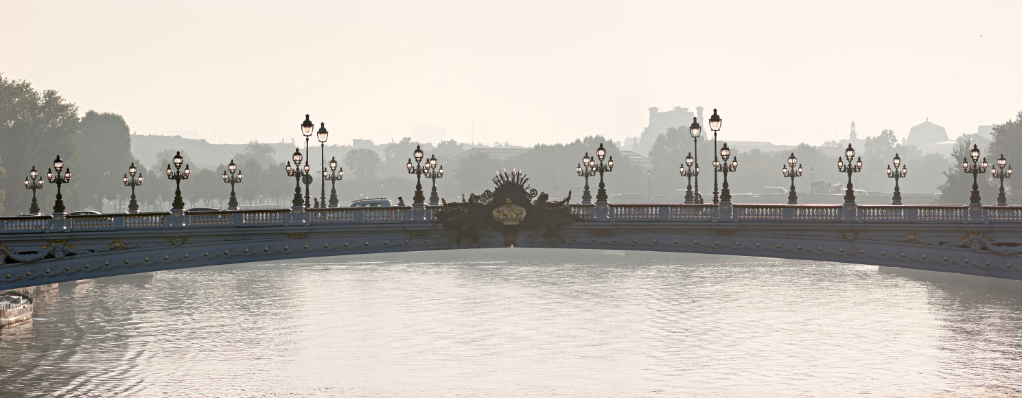 Le pont Alexandre III et ses lampadaires au dessus de la Seine
