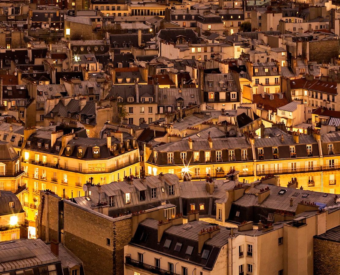 Détail sur les toits de Paris de nuit depuis le toit de l'église Saint-Sulpice