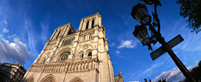 Façade de Notre-Dame de Paris au coucher du soleil