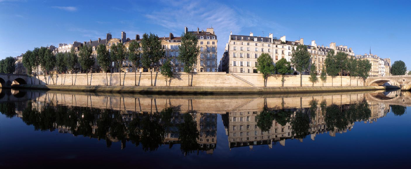 façades du quai d'Anjou se reflétant dans la Seine. Photo du Quai d'Anjou et de la Seine