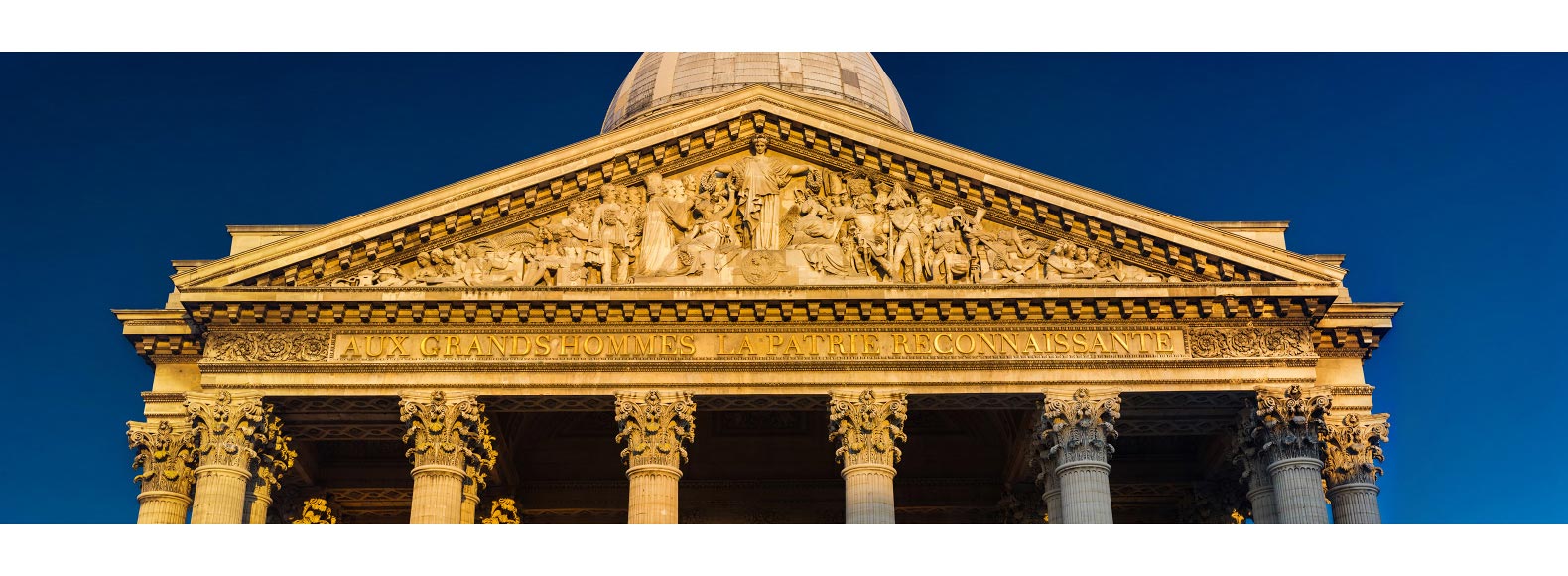 Fronton du Panthéon au coucher du soleil