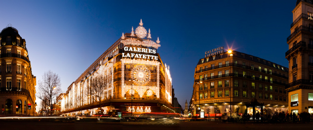 Les grands magasins du boulevard Haussmann à Noël