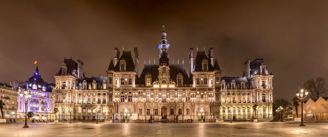 L'Hôtel de Ville de Paris depuis l'espanade de la Libération de nuit 