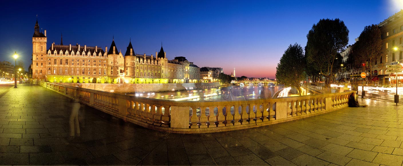 La Conciergerie depuis le pont au Change au crépuscule - Photo panoramique de Paris, de la Conciergerie au pont au Change