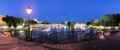 La pleine lune se lève depuis le pont des Arts