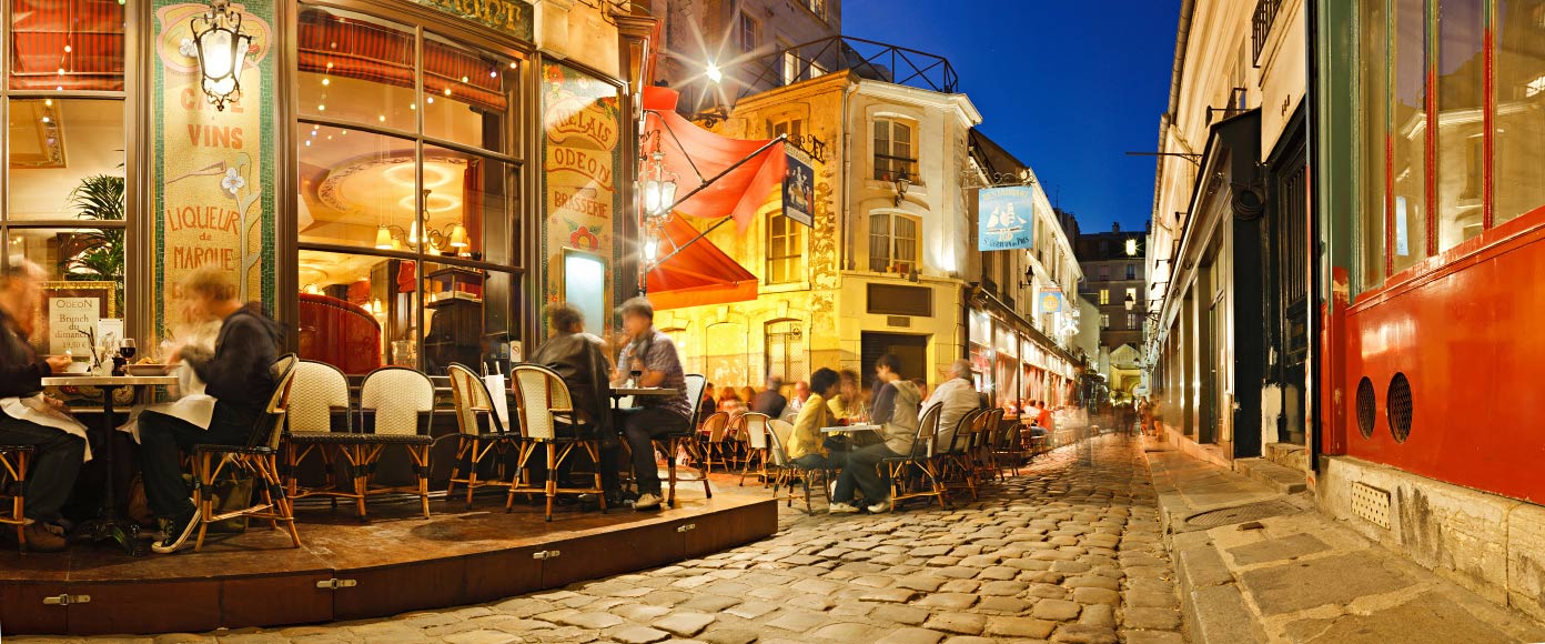 Le passage Saint-André-des-Arts et ses restaurants au crépuscule 