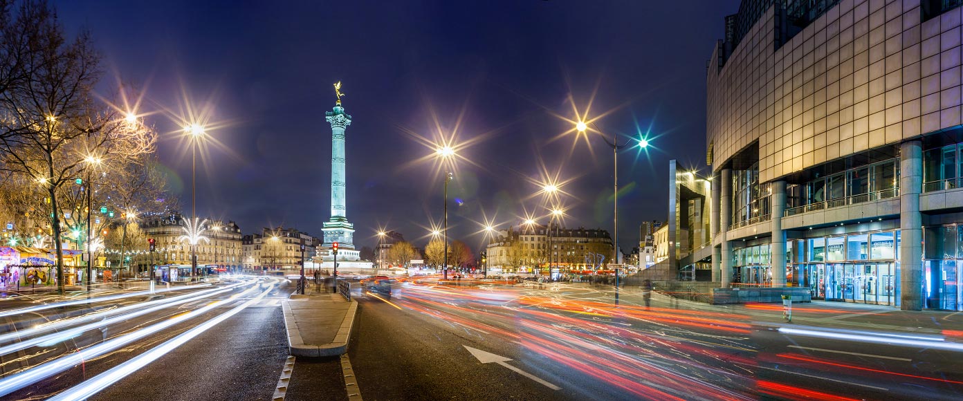 La place de la Bastille et l'opéra Bastille au crépuscule