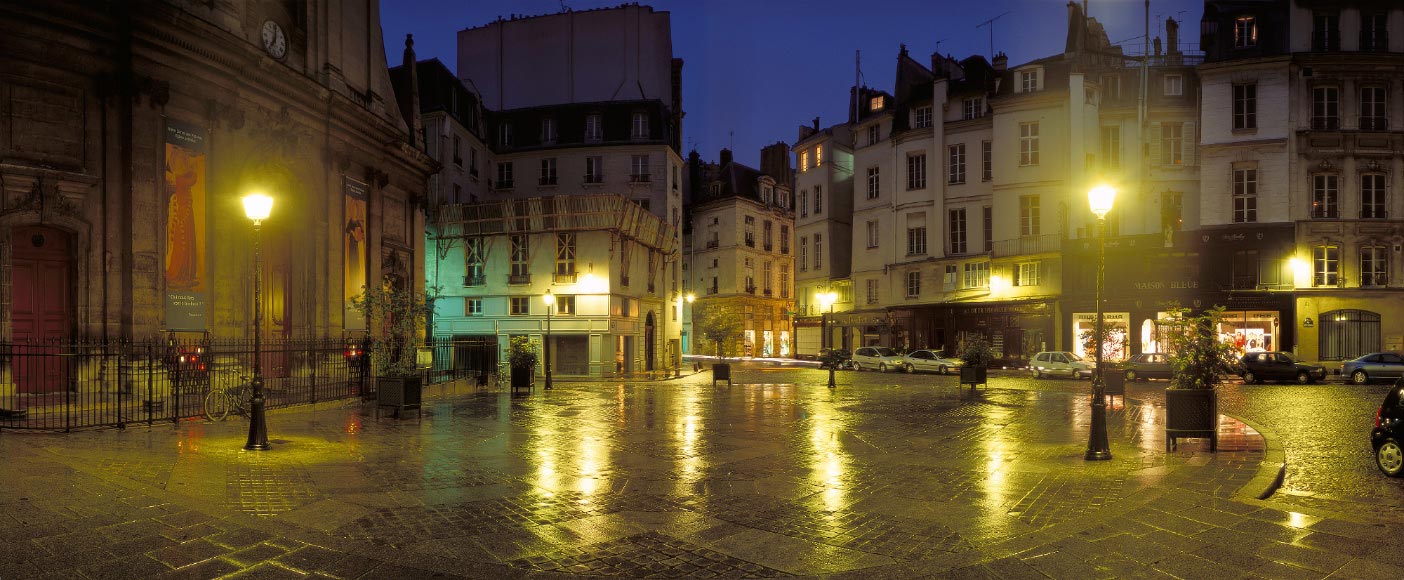 La place des Petits Pères à Paris - Photo panoramique de la place des Petits Pères sous la pluie