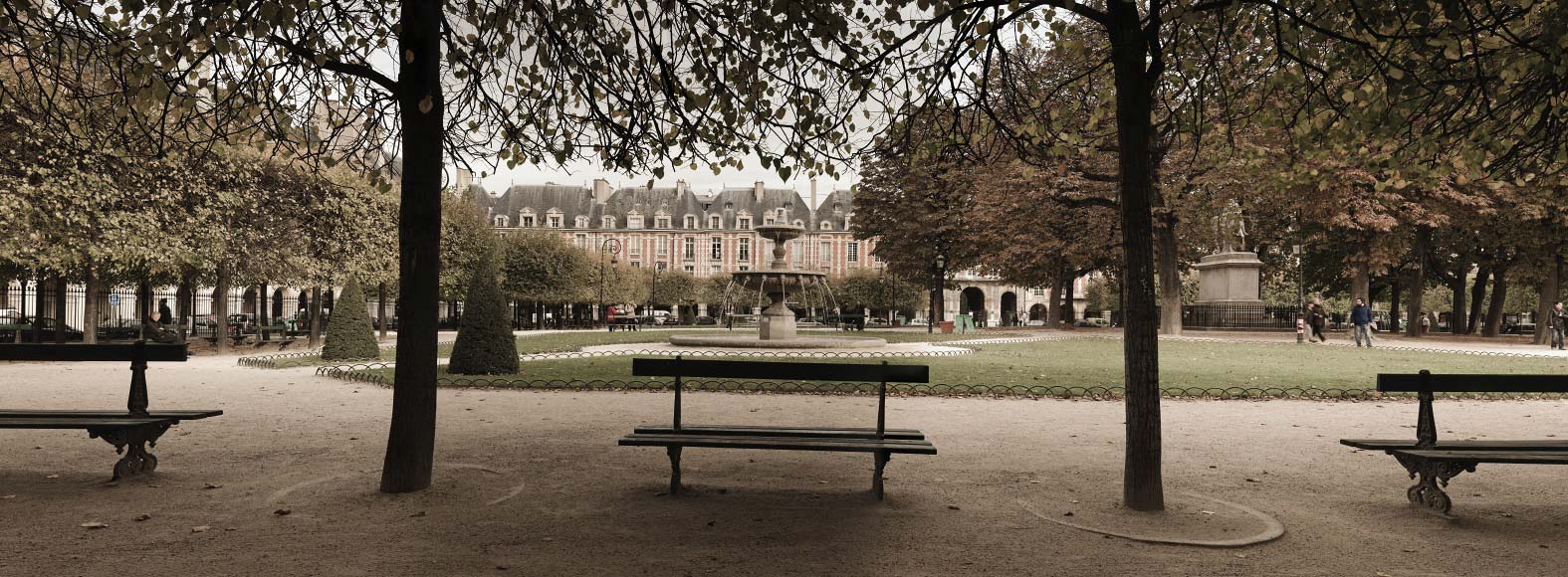 La place des Vosges - Photo de la place des Vosges en Automne