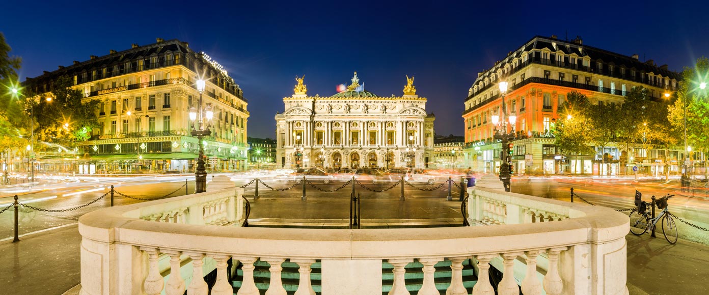 L'opéra Garnier depuis la place de l'opéra au crépuscule 