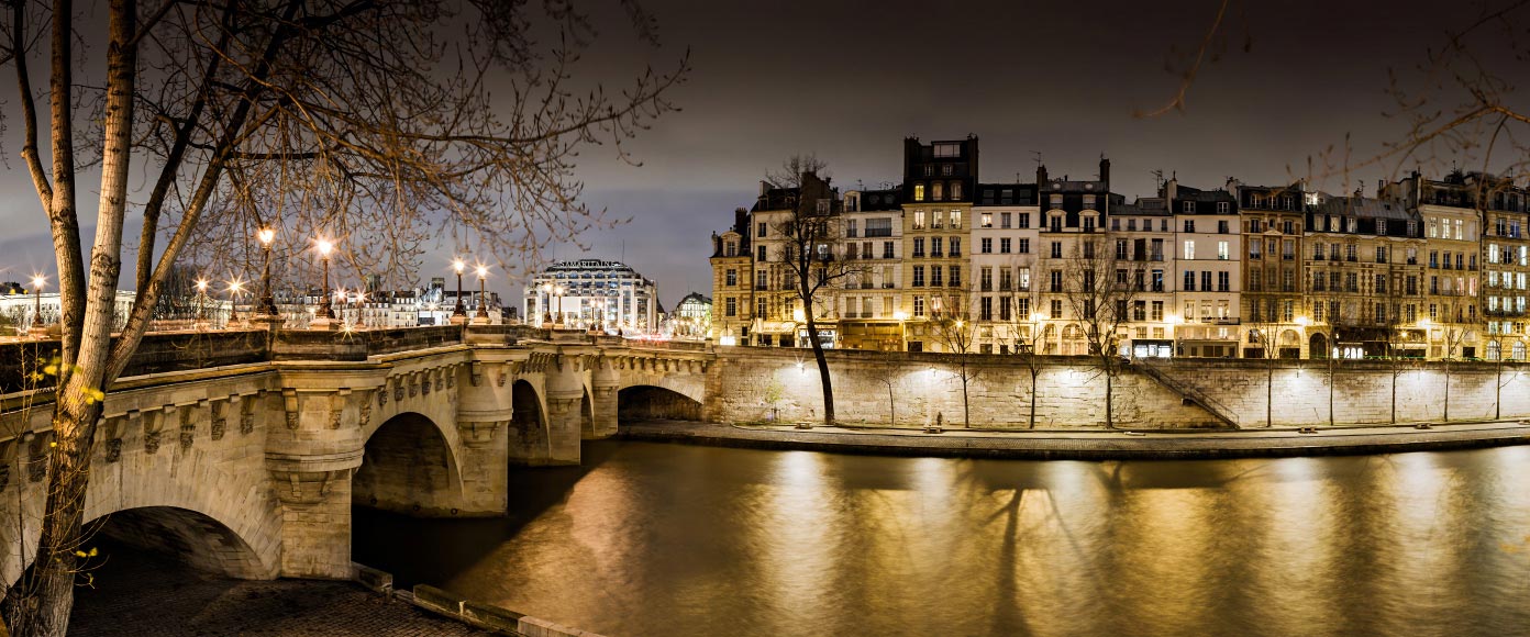 Le pont Neuf et le quai des Orfèvres de nuit 