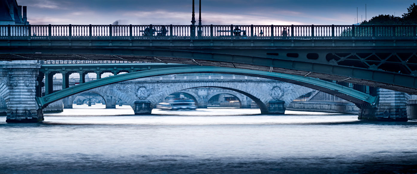 Le pont d'Arcole et d'autres ponts de Paris à l'heure bleue 