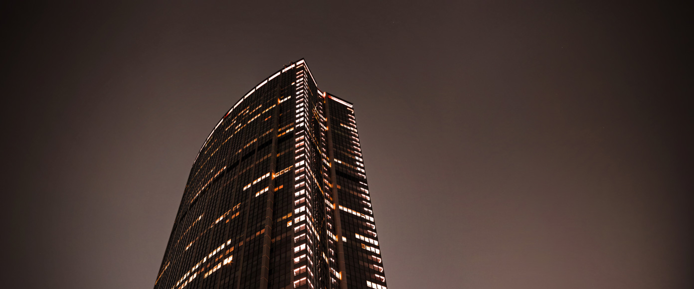 La tour Montparnasse de nuit 