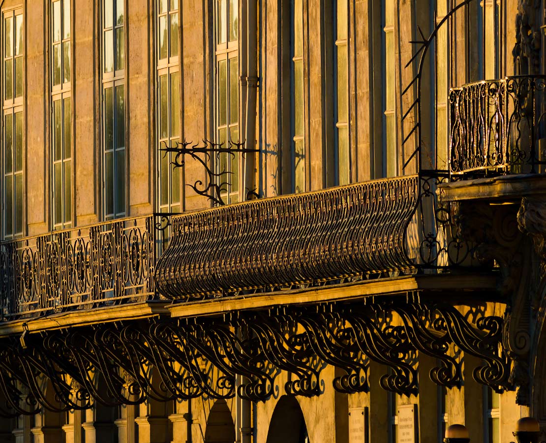 Balcons en fer forgé du Quai Voltaire à Paris