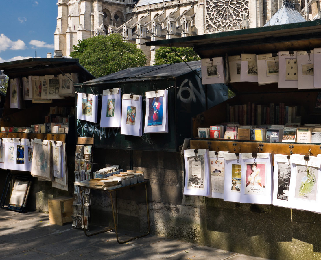 Les célèbres bouquinistes des quais de Seine à Paris devant Notre-Dame de Paris avant son incendie d'avril 2019