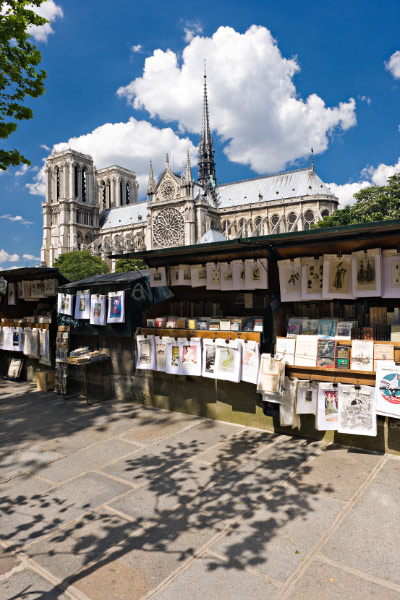 Les bouquinistes devant Notre-Dame de Paris