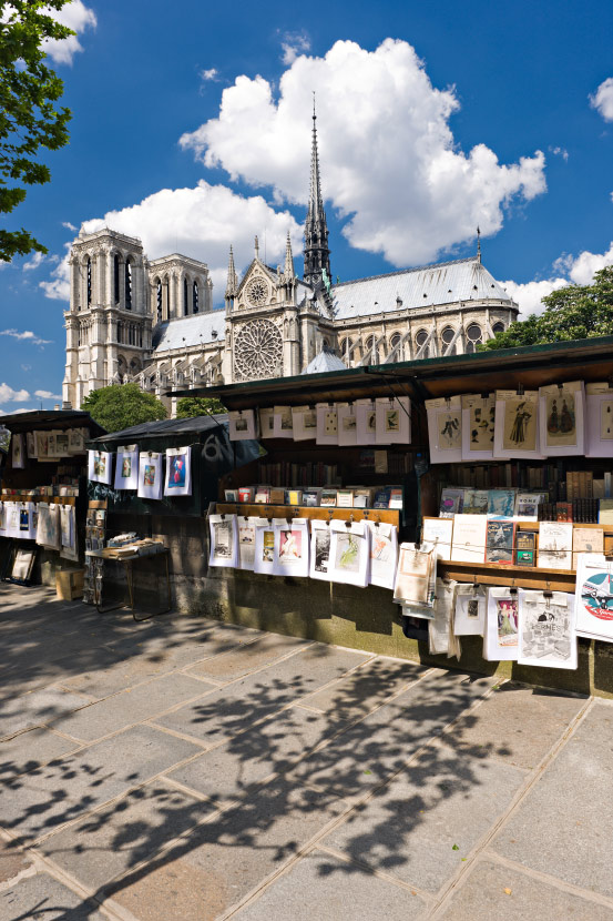 Les bouquinistes des quais de Seine de Paris devant Notre-Dame de Paris