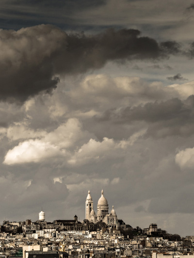 Le Sacré Coeur sous des nuages d'orage