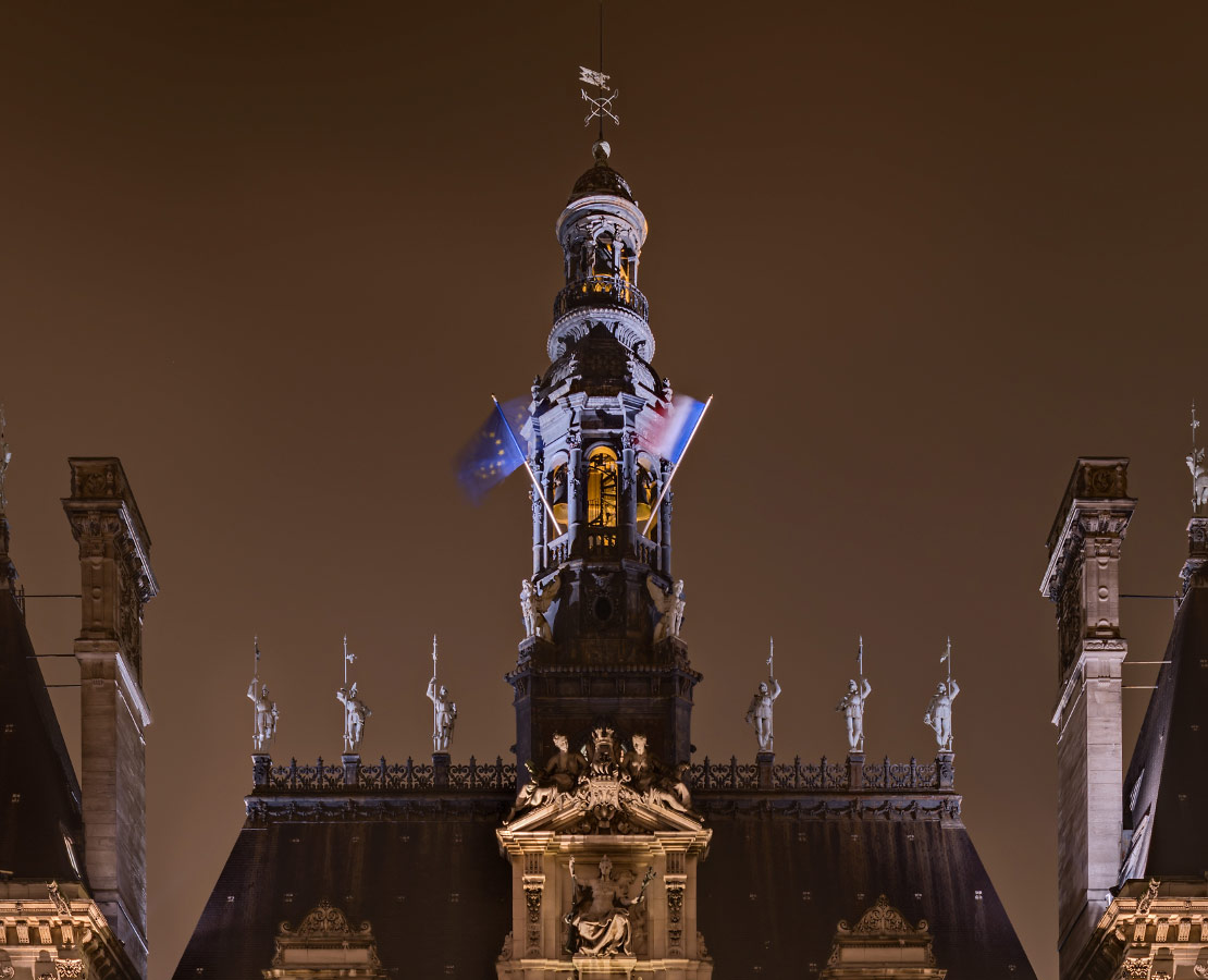 Campanile et statues de la toitures de l'Hôtel de Ville de Paris
