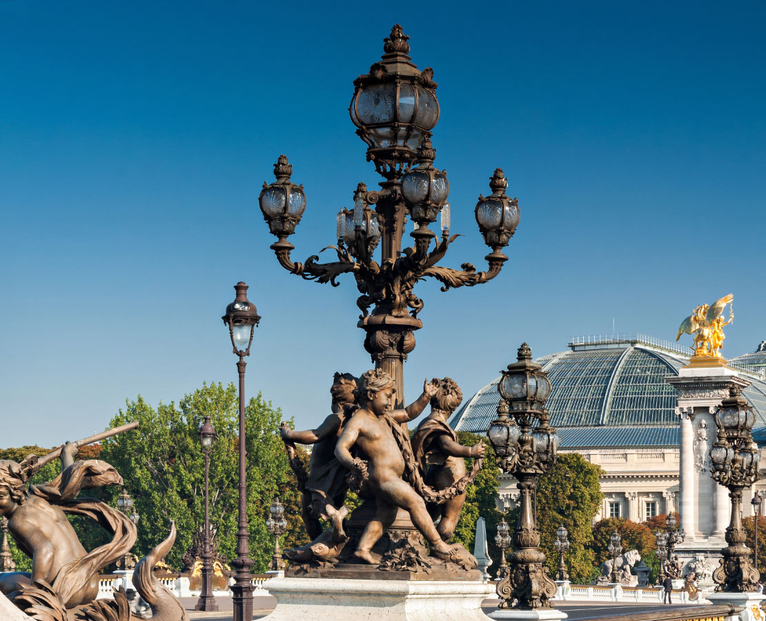 Candélabre à cinq branches et ronde d'Amour par Gauquié sur le pont Alexandre III, Pari