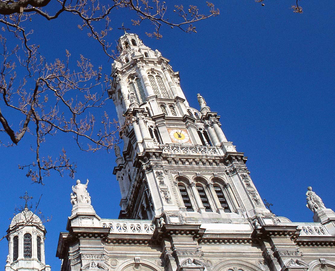 Clocher et horloge de l'église de la Sainte-Trinité à Paris