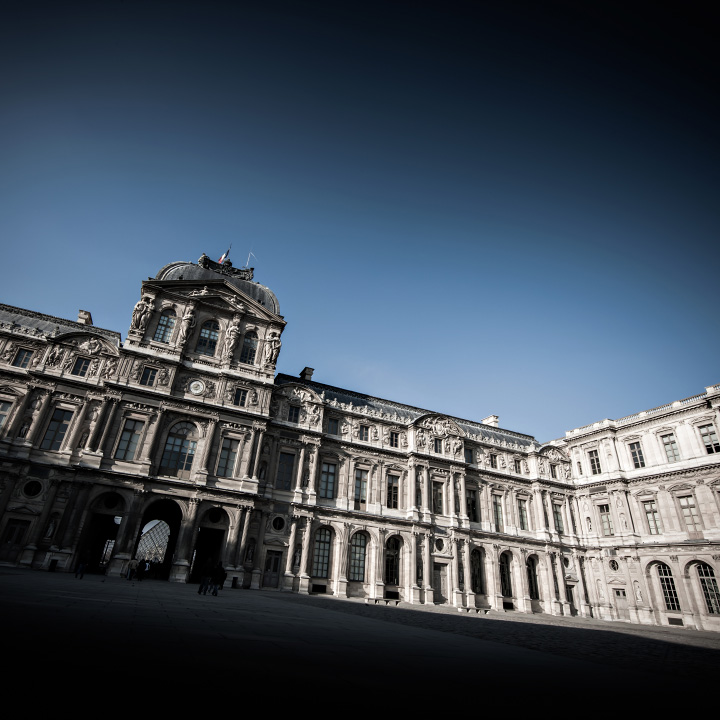 Pavillon de l'Horloge de la cour Carrée du Louvre au coucher du soleil. 