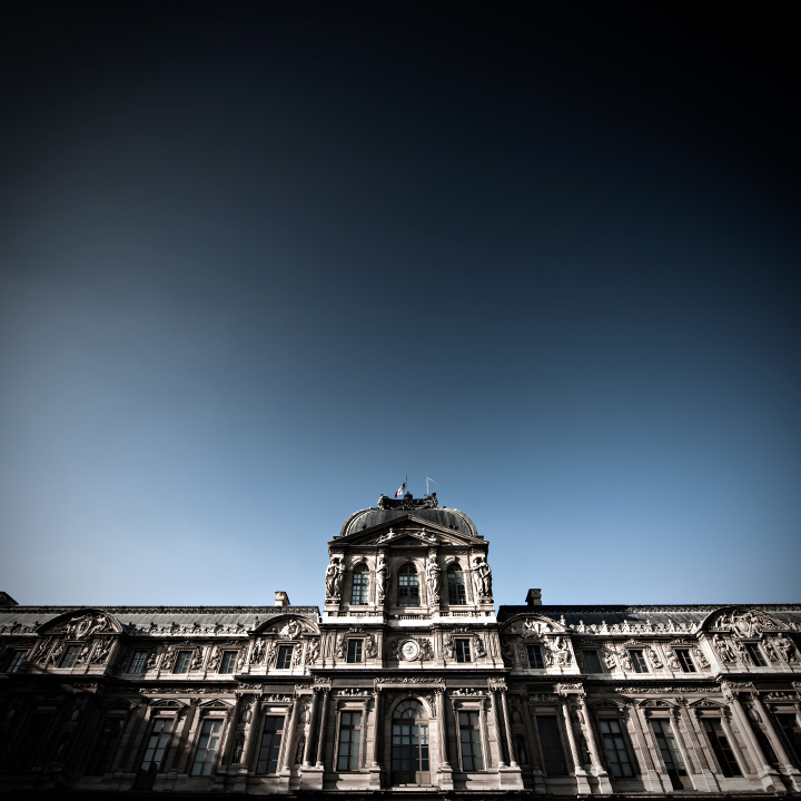 Façade de la cour Carrée du Louvre au coucher du soleil 