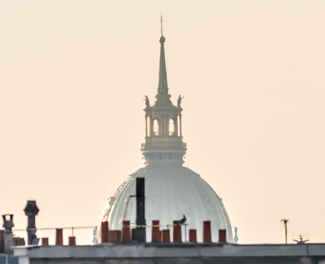 Détail sur le dôme des Invalides depuis les toits de Paris