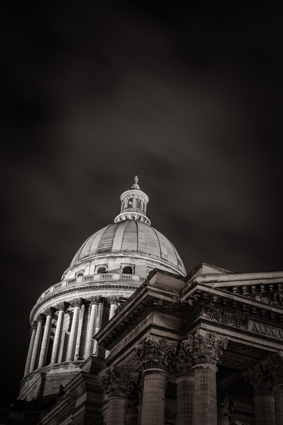 Dôme et fronton du Panthéon de nuit