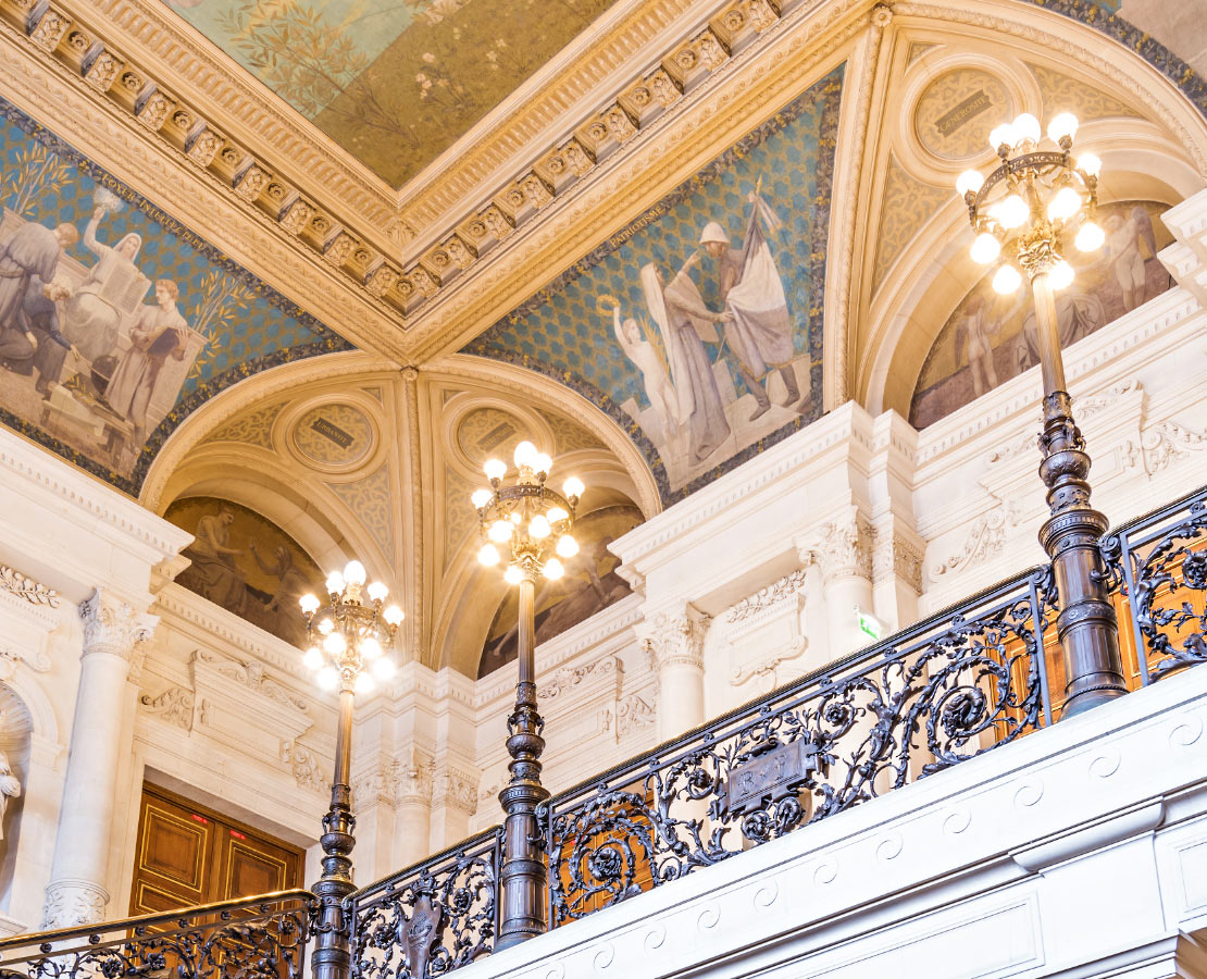 Détail de l'escalier du maire de l'Hôtel de Ville de Paris : la rampe en fer forgé, peintures de Puvis de Chavannes
