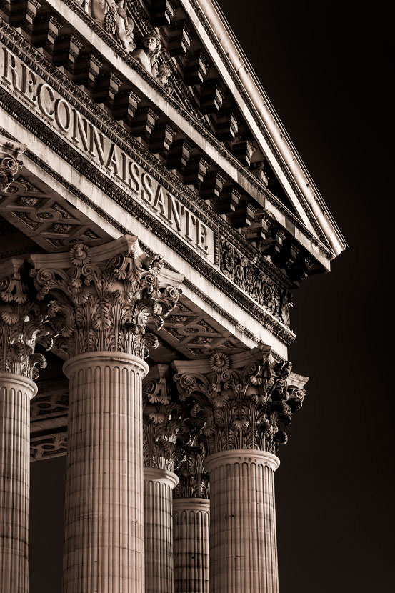 Détail du fronton du Panthéon de Paris de nuit 
