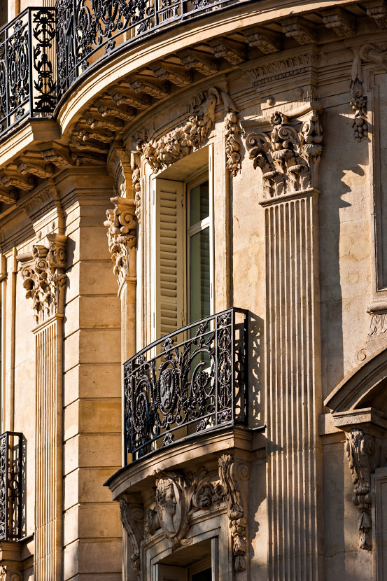 façade d'Immeuble Haussmannien de Paris place Bastille