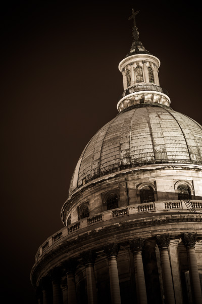 Dôme et balcon du Panthéon de Paris de nuit