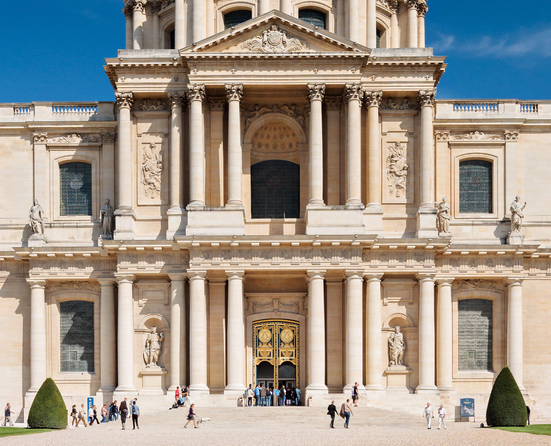 Entrée et façade de l'église Saint-Louis des Invalides, Paris