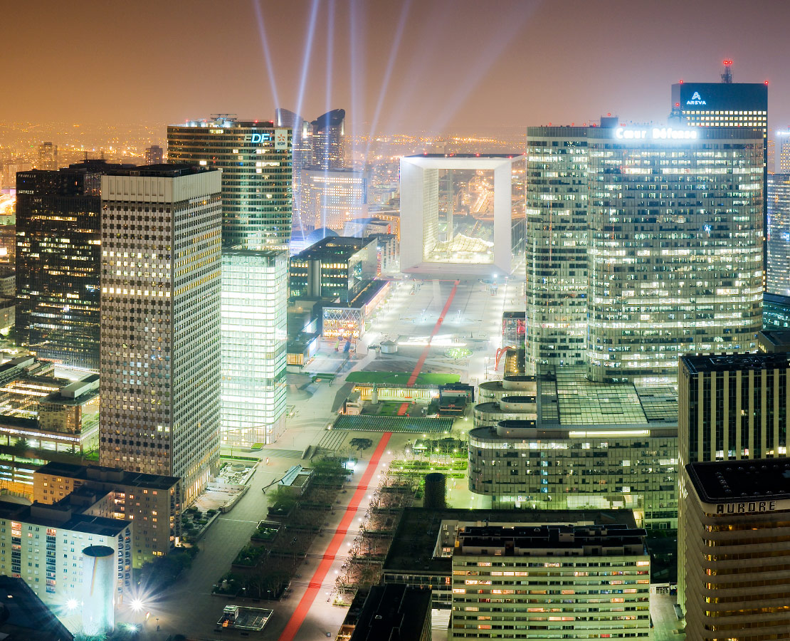 Esplanade de la Défense de nuit, Paris-La Défense