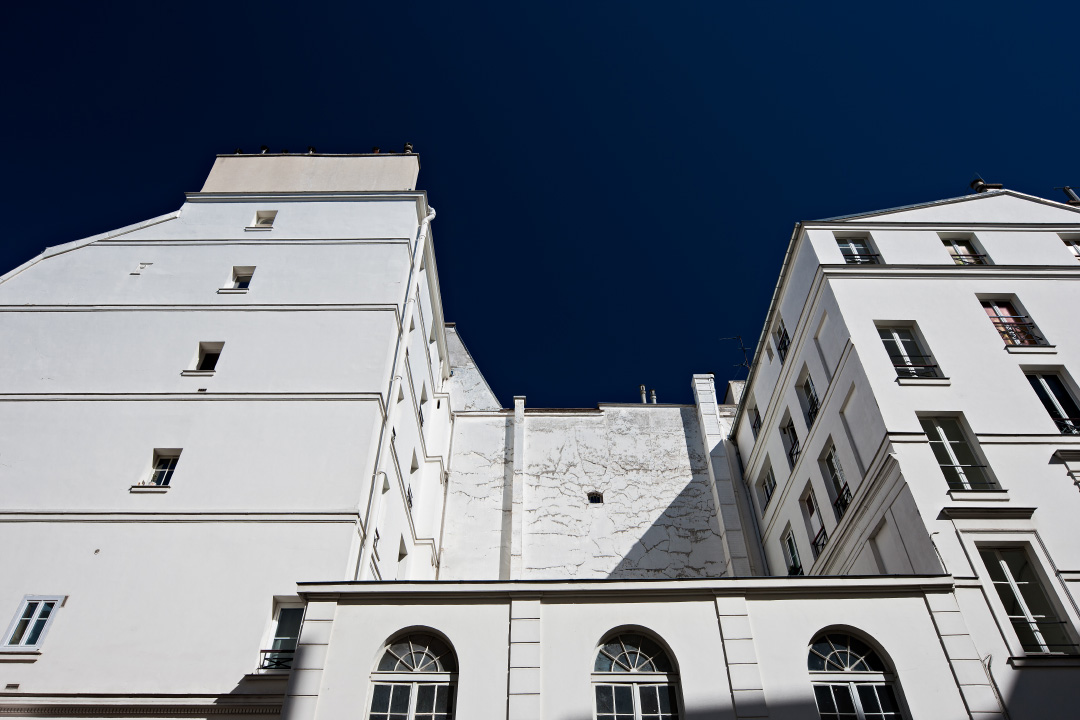 façades d'immeubles blancs dans Paris VI