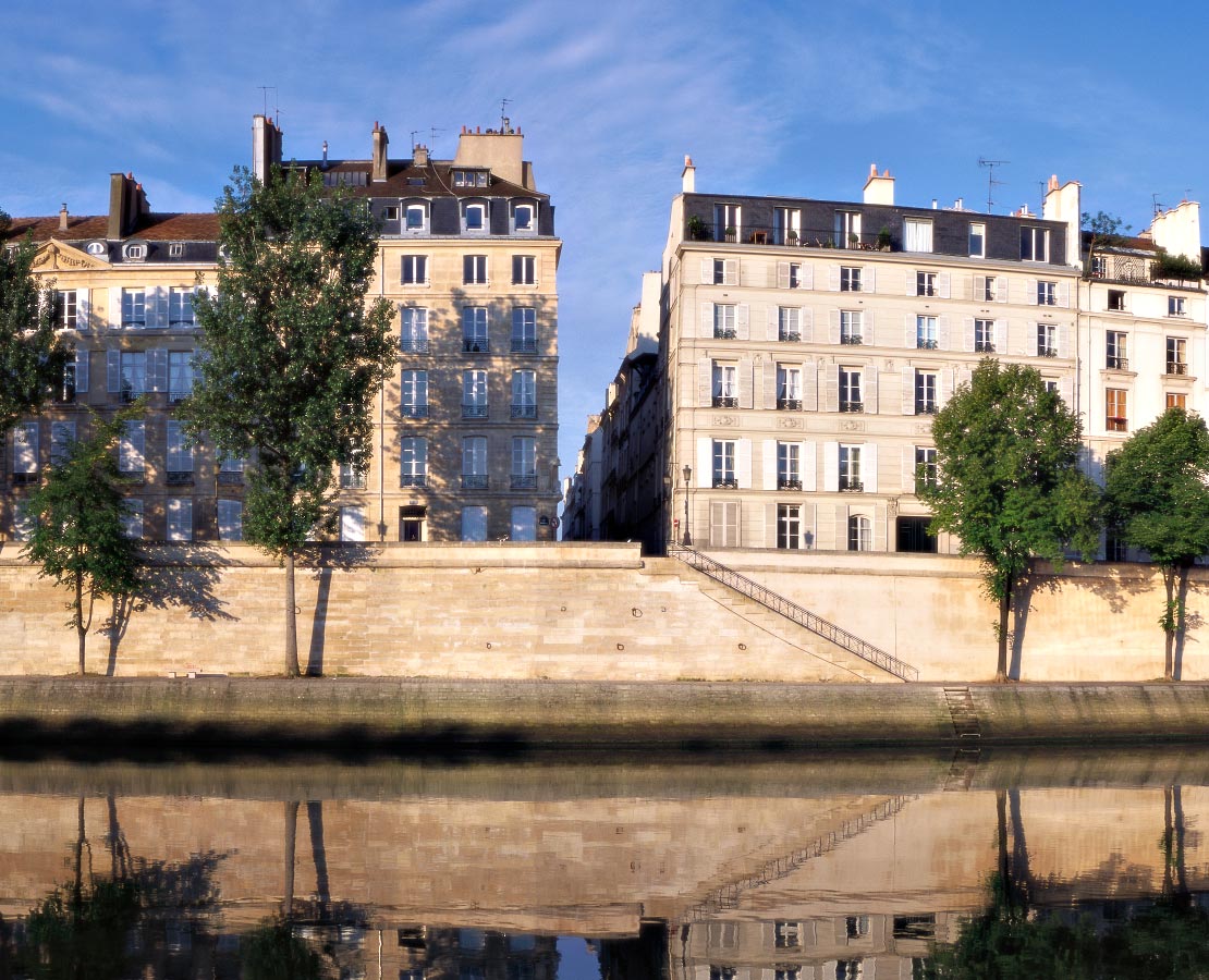Façades d'immeubles du quai d'Anjou sur l'île Saint-Louis, Paris