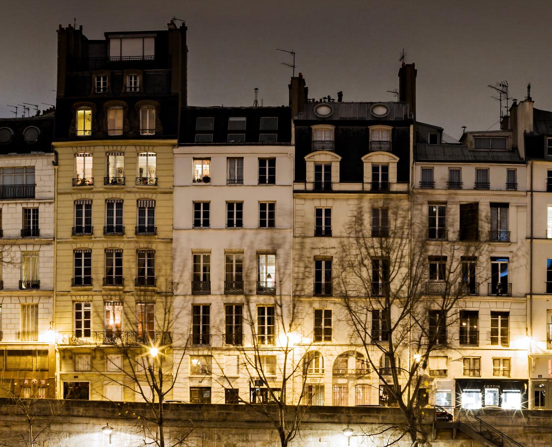 Façades d'immeubles du quai des Orfèvres de nuit, Paris