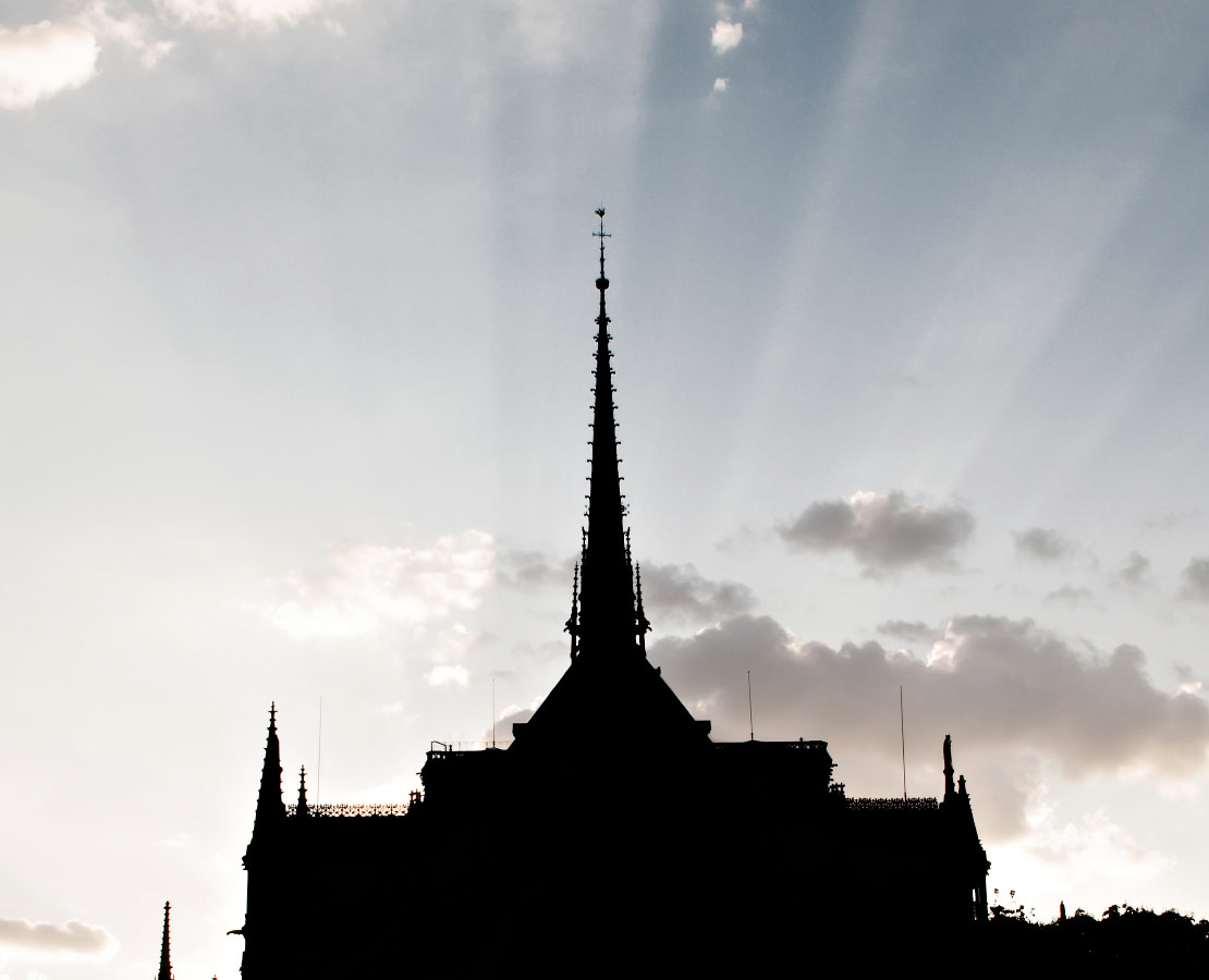 Détail sur la silouhette de la cathédrale de Notre-Dame de Paris et sa flèche avant l'icendie